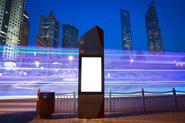 مسیرهای نور اتومبیل های جاده ای در جعبه های نور تبلیغاتی شهری مدرن در شانگهای