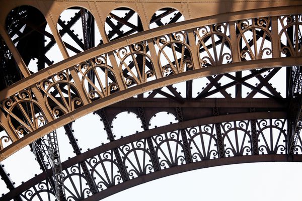 عکس از نزدیک جزئیات برج ایفل در پاریس قطعات برج ایفل جدا شده بر روی سفید
