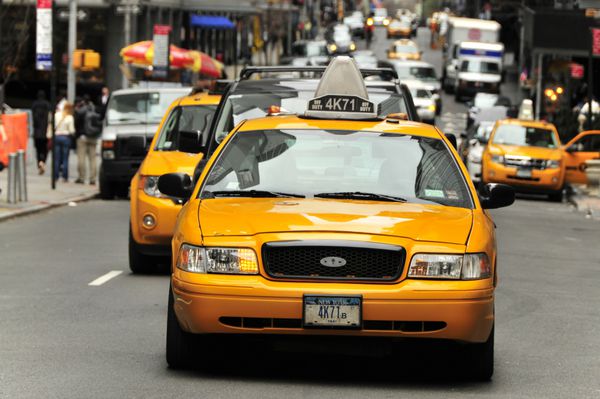 نیویورک ایالات متحده آمریکا - 11 آوریل تاکسی در ترافیک منهتن 11 آوریل 2012 در شهر نیویورک این شهر در حال برنامه ریزی برای جایگزینی ناوگان انواع تاکسی خود با یک مدل است