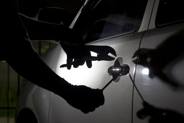 دزد خودرو مردی است که از ابزاری برای نفوذ به خودرو استفاده می کند