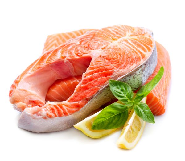 ماهی سالمون استیک ماهی قرمز سالمون خام تازه جدا شده در پس زمینه سفید