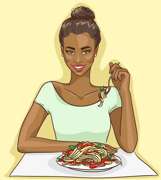 زن زیبای آفریقایی آمریکایی خندان در حال خوردن اسپاگتی