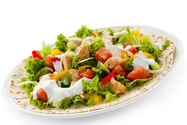 کباب - گوشت و سبزیجات کبابی در زمینه سفید