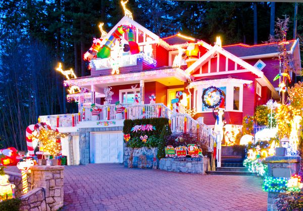 خانه زیبایی که برای کریسمس و شب سال نو در شب در ونکوور کانادا تزئین و روشن شده است