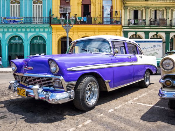 هاوانا-13 سپتامبر شورلت قدیمی 13 سپتامبر 2012 در هاوانا هزاران دستگاه از این خودروها هنوز در کوبا مورد استفاده قرار می گیرند عمدتاً توسط رانندگان تاکسی خصوصی که نیاز به تولید یا تطبیق قطعات برای حفظ کارکرد آنها دارند
