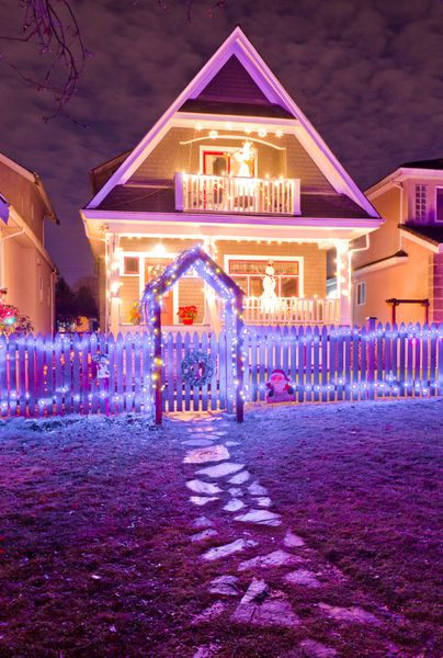 خانه برای کریسمس و شب سال نو در شب در ونکوور کانادا تزئین و روشن شده است