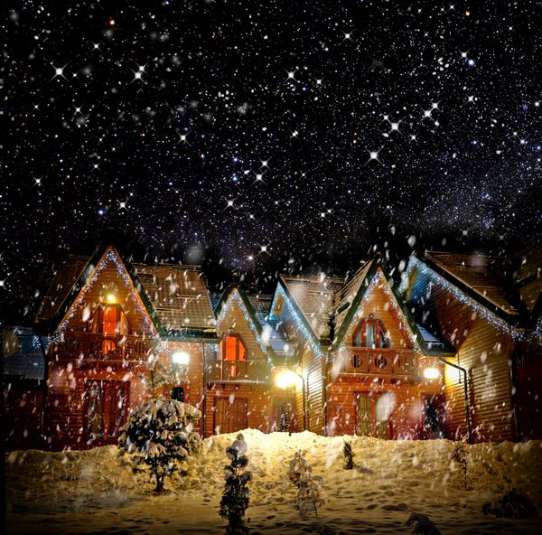 خانه تزئین شده با چراغ های کریسمس