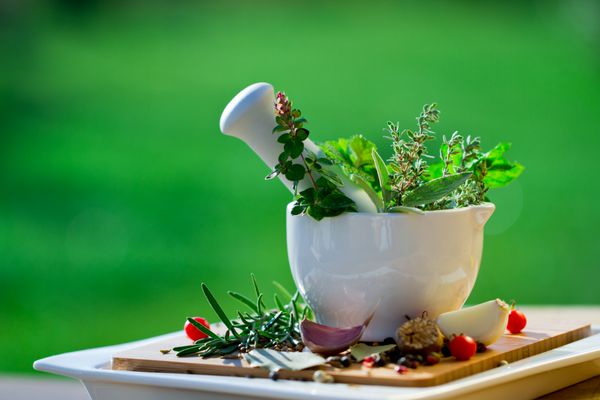 گیاهان تازه در هاون - غذای سالم طب جایگزین