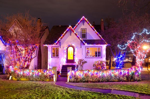 خانه قدیمی که برای کریسمس و شب سال نو در شب در ونکوور کانادا تزئین و روشن شده است
