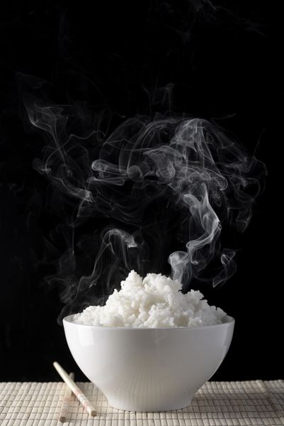 کاسه برنج سفید با چاپستیک