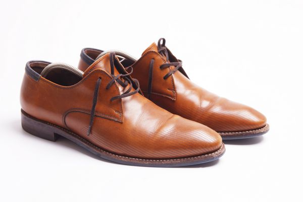 کفش مردانه چرم قهوه ای با برانکارد کفش چوبی در کناره