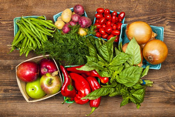 کشاورزان تازه محصولات میوه و سبزیجات را از بالا به بازار عرضه می کنند