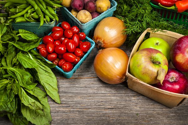 کشاورزان تازه کار میوه و سبزی را به بازار عرضه می کنند