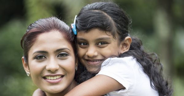 مادر و دختر هندی شاد در پارک تصویر سبک زندگی