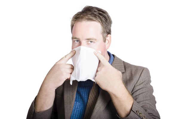 مرد کسب و کار آگاه به سلامتی که برای جلوگیری از گسترش باکتری های موجود در هوا f را با دستمال می پوشاند بیماری های مسری
