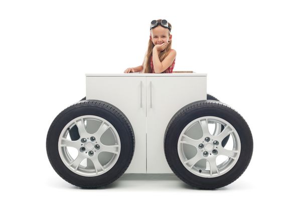 مفهوم رانندگان جوان - دختر کوچک با وسیله نقلیه خود منزوی