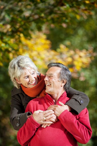 یک زوج مسن که از لحظه عشق در پارک لذت می برند
