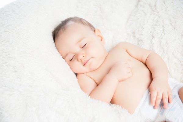 نوزاد ناز روی پتو خوابیده