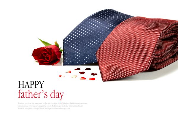 تصویر مفهومی روز پدر مبارک با دو کراوات مردانه تجاری عمومی هوشمند تا شده با قلب و یک گل رز قرمز در پس زمینه سفید کپی sp