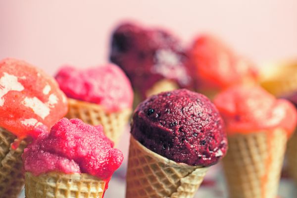 بستنی میوه ای در قیفی بستنی