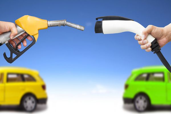 مفهوم ماشین برقی و ماشین بنزینی پمپ بنزین دستی و کانکتور برق برای سوخت گیری