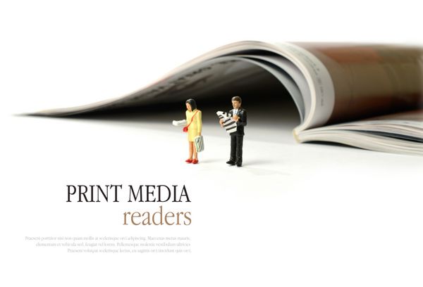 تصویر مفهومی رسانه ای از دو خواننده روزنامه تجاری در مقابل یک مجله در پس زمینه کپی sp