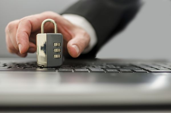 بیرون آمدن دست مرد از صفحه کامپیوتر و دزدیدن قفل از صفحه کلید مفهوم جرایم اینترنتی