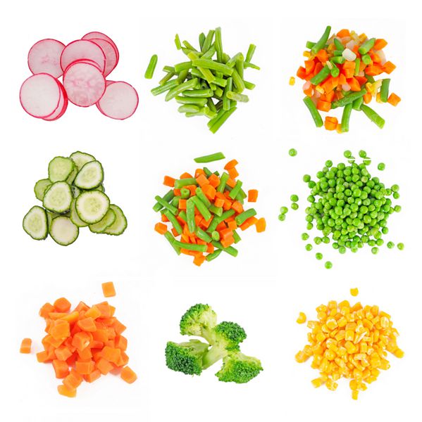 مجموعه ای از سبزیجات منجمد مختلف جدا شده روی سفید
