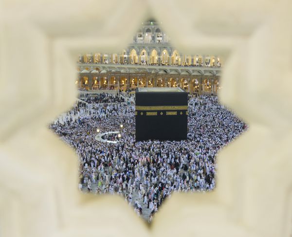 زائران مسلمان در مسجدالحرام در مکه عربستان سعودی بر کعبه طواف می کنند مسلمانان در سراسر جهان در زمان نماز در کعبه