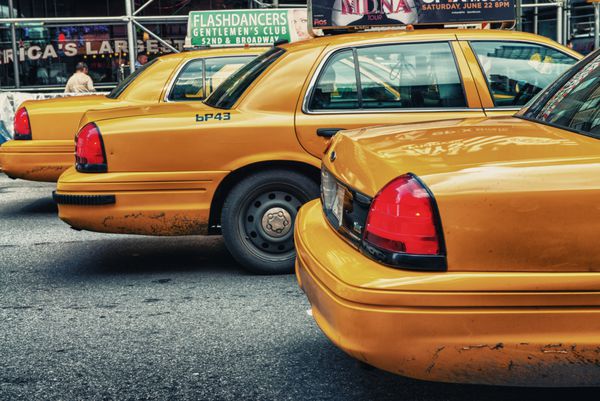 نیویورک - 11 ژوئن سرعت تاکسی زرد در طول زمان به مربع تقاطع توریستی شلوغ هنر و تجارت نئون می رسد و خیابان نمادین شهر نیویورک در 11 ژوئن 2013 در نیویورک نیویورک ایالات متحده آمریکا است