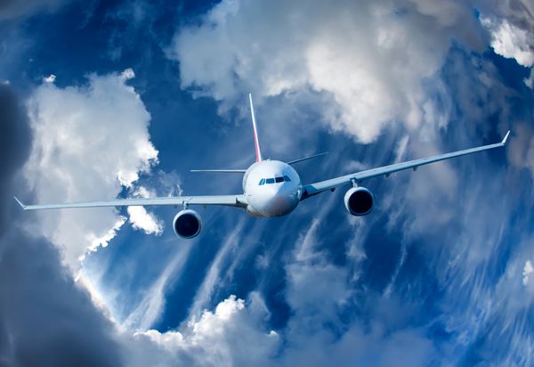 هواپیمای مسافربری در حال پرواز در ابرها