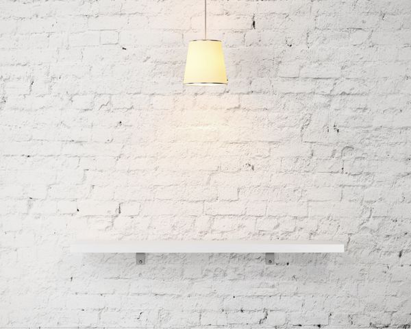 دیوار آجری سفید با قفسه و لامپ