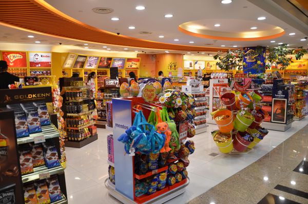 سنگاپور-14 ژوئن مشتریان برای خرید اسباب بازی در فرودگاه چانگی سنگاپور در 14 ژوئن 2013 فرودگاه سنگاپور بهترین تجربه خرید را برای مسافران فراهم می کند
