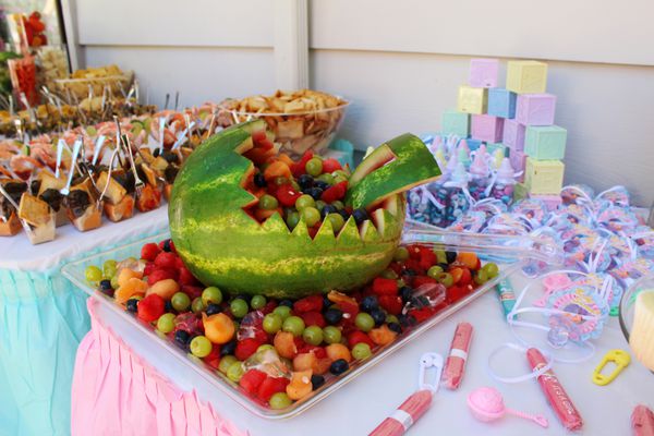 هندوانه حک شده به عنوان کالسکه برای مهمانی حمام نوزاد