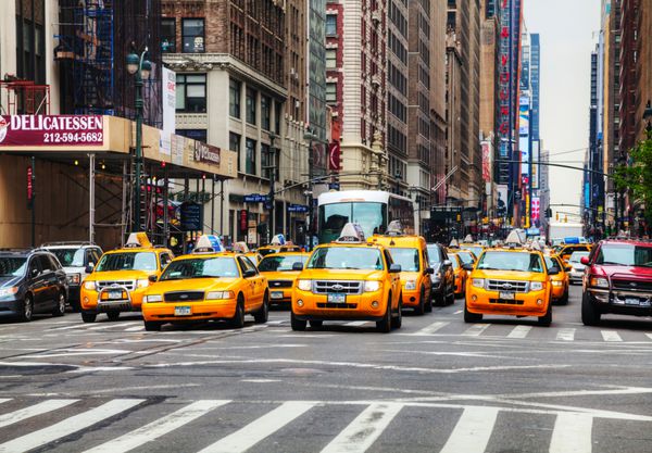 شهر نیویورک - 11 می تاکسی های زرد در خیابان در 11 می 2013 در نیویورک ماشین‌های زرد به‌عنوان تاکسی در نیویورک عمل می‌کنند و به دلیل رنگ‌شان به راحتی در میان وسایل نقلیه دیگر قابل تشخیص هستند