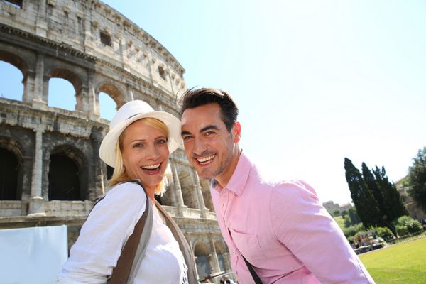 زوج شاد گردشگر در رم