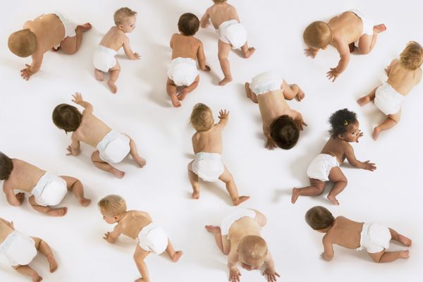 گروهی از نوزادان چند قومیتی که در پس زمینه سفید جدا شده اند