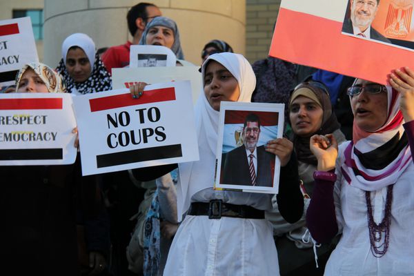 میسیساگا کانادا - 6 ژوئن جمعیتی متشکل از صدها معترض مصری که علیه کودتا و خروج محمد مرسی رئیس جمهور مصر صحبت می کنند میسیساگا کانادا 6 ژوئن 2013