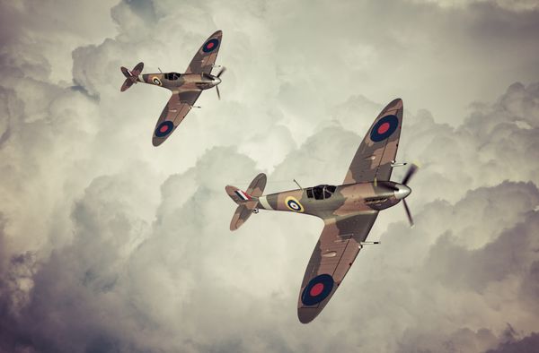 آثار هنری رنگی سبک وینتیج مربوط به دوران نبرد بریتانیا جنگنده راف اسپیت فایر بریتانیایی در ارتفاع بالا این هواپیما در تابستان 1940 مشهور شد - برداشت هنرمند
