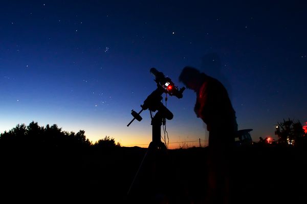 ستاره شناس در شب با تلسکوپ