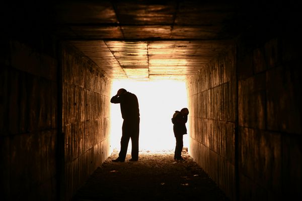 پدر و پسر ناامید و درمانده در تونل