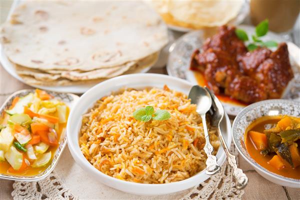 غذای هندی برنج بریانی کاری مرغ چای شیر ماسالا سبزیجات آکار روتی چاپاتی و پاپادوم