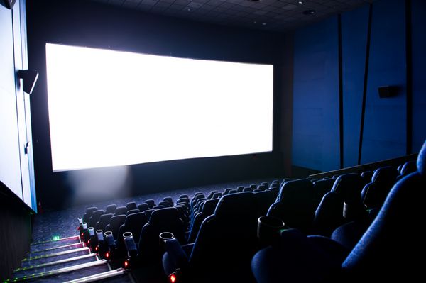 فضای داخلی سینمای تاریک صفحه نمایش و صندلی