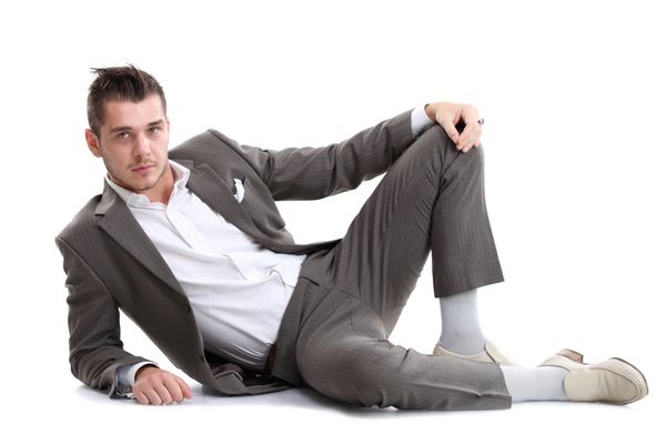 پرتره مرد تجاری که روی زمین نشسته و روی پس زمینه سفید جدا شده است