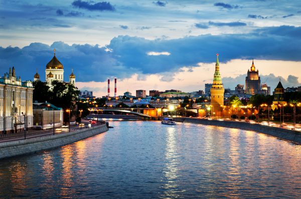 روسیه مسکو نمای شب از رودخانه مسکو پل و کرملین