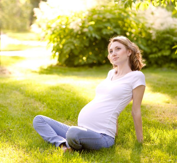 زن باردار زیبا در فضای باز