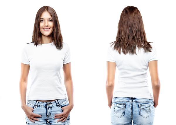 تی شرت سفید روی الگوی زن جوان جدا شده در پس زمینه سفید