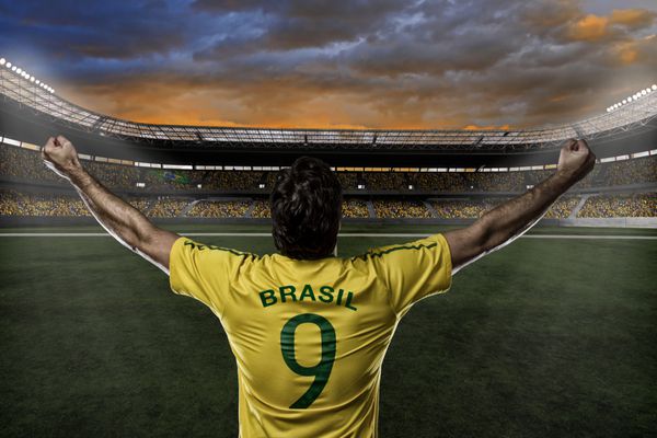 فوتبالیست برزیلی در حال جشن گرفتن با هواداران