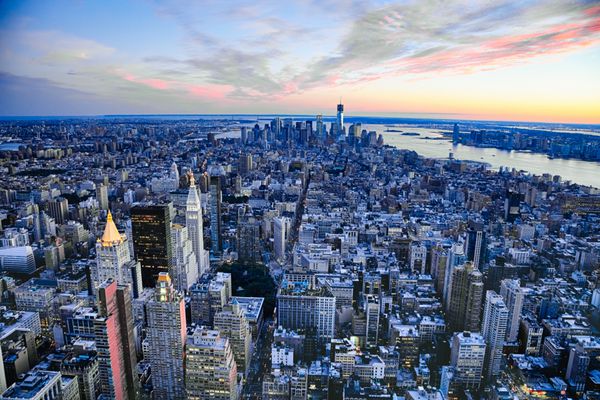 شهر نیویورک و افق نیوجرسی در بعدازظهر با برج آزادی و پل بروکلین