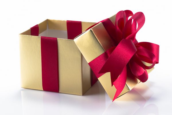 جعبه هدیه طلایی زیبا با پاپیون قرمز و روبان روی زمینه سفید